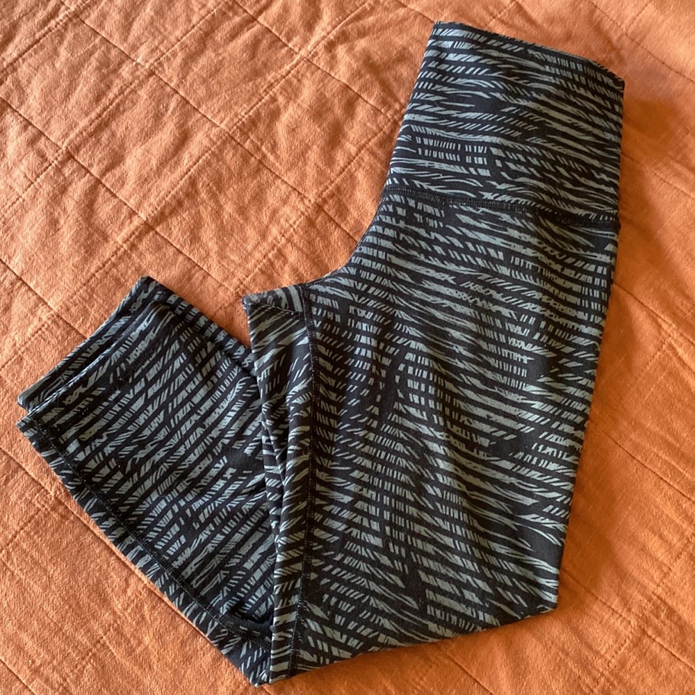 Lululemon black palm leaves cropped pants
